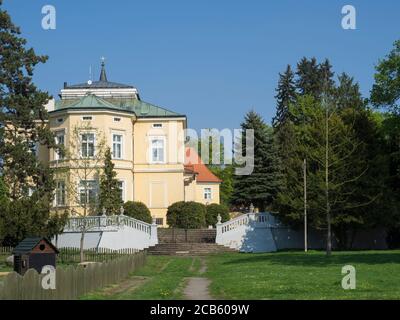 République Tchèque, Prague, Dolni Pocernice, 21 avril 2018 : château du 18 ème siècle Dolni Pocernice avec escaliers, parc du château et fond bleu ciel Banque D'Images