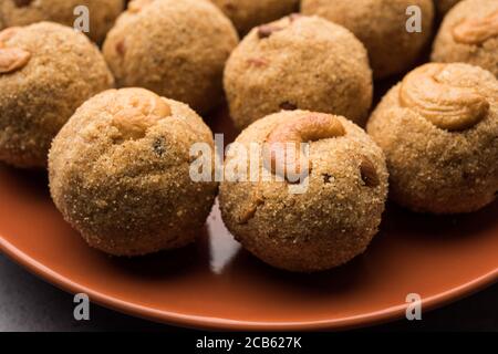 Indian Sweet Rava Laddu ou Rawa Laddoo ou semolina Sweet balles également connu sous le nom de suji ladoo Banque D'Images