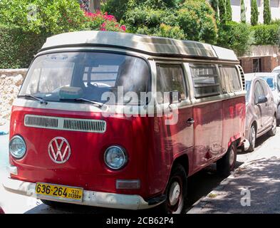 Vintage Volkswagen Camper, photographié à Balfour Street, Jérusalem Banque D'Images