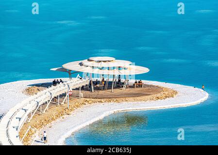 Les touristes flottent dans les eaux lourdes de la mer Morte, Israël Banque D'Images