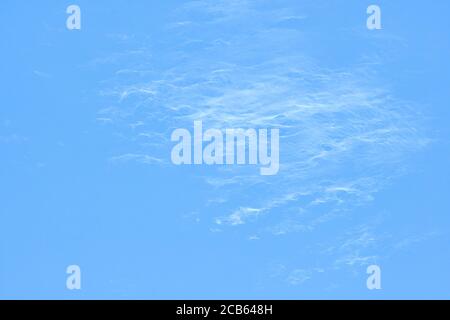 Un nuage blanc éclatant contre un ciel bleu lors d'une chaude journée d'été. Banque D'Images