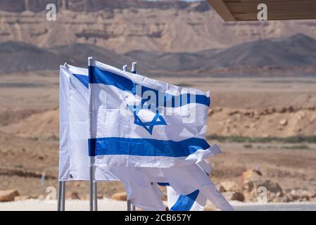 Les drapeaux israéliens soufflent dans le vent. Photographié dans le désert du Néguev, Israël Banque D'Images