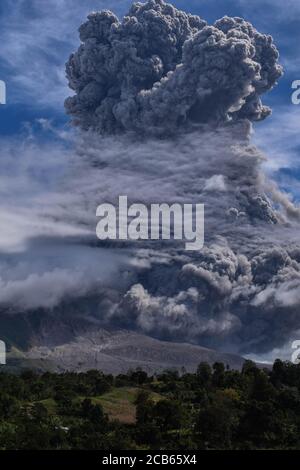 Pékin, Chine. 10 août 2020. La photo prise le 10 août 2020 montre le mont Sinabung qui déverse des cendres à Karo, dans le nord de Sumatra, en Indonésie. Le mont Sinabung, dans le district de Karo de la province de Sumatra au nord de l'Indonésie, a éclaté lundi à 10 h 16, heure locale, avec une colonne de cendres atteignant environ 5,000 mètres au-dessus du pic du volcan ou environ 7,460 mètres au-dessus du niveau de la mer, ont rapporté les médias locaux. Crédit: Sarianto Sembiring/Xinhua/Alamy Live News Banque D'Images