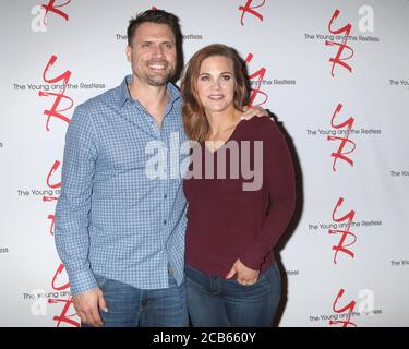 LOS ANGELES - JAN 17: Joshua Morrow, Gina Tognoni au Jeune et aux restless célèbre 30 ans au #1 à la ville de télévision CBS le 17 janvier 2019 à Los Angeles, CA Banque D'Images