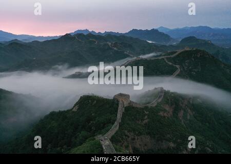 Pékin, Chine. 10 août 2020. La photo aérienne prise le 10 août 2020 montre la Grande Muraille de Jinshanling enveloppée de brume matinale dans le comté de Luanping, dans la ville de Chengde, dans la province de Hebei, au nord de la Chine. Credit: Zhou Wanping/Xinhua/Alay Live News Banque D'Images