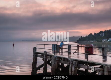 Currabitinny, Cork, Irlande. 11 août 2020. Le matin, Dominic Murphy de Carrigaline prend du temps avant le travail pour observer l'aube sur Currabutinny Pier, Co. Cork, Irlande. - crédit; David Creedon / Alamy Live News Banque D'Images