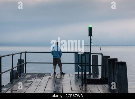 Currabitinny, Cork, Irlande. 11 août 2020. Le matin, Dominic Murphy de Carrigaline prend du temps avant le travail pour observer l'aube sur Currabutinny Pier, Co. Cork, Irlande. - crédit; David Creedon / Alamy Live News Banque D'Images