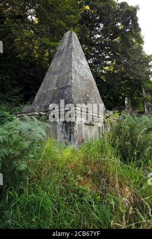 Tombe de la pyramide, pensée pour être un mémorial à Robert Thompson. Tintern wireworks. Nouvelles pinces wireworks. Enterré dans le cimetière de l'église de St Marys Tintern. Banque D'Images