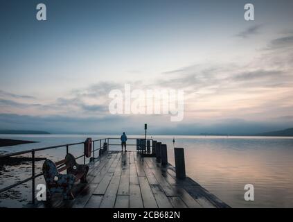 Currabitinny, Cork, Irlande. 11 août 2020. Le matin, Dominic Murphy de Carrigaline prend du temps avant le travail pour observer l'aube sur Currabutinny Pier, Co. Cork, Irlande. - crédit; David Creedon / Alamy Live News Banque D'Images