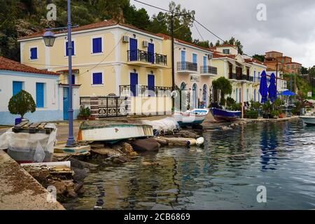 Le port de Poros est une petite paire d'îles grecques dans la partie sud du golfe Saronique, en Grèce Banque D'Images