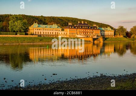 Château de Pillnitz au coucher du soleil, miroir dans la rivière Elbe Banque D'Images