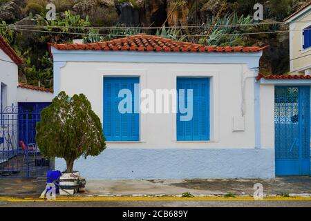 Paysage urbain de Poros une petite paire d'îles grecques dans la partie sud du golfe Saronique, Grèce Banque D'Images