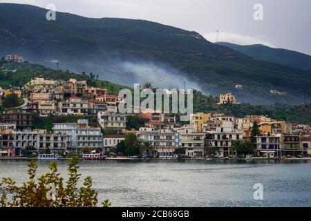 Paysage urbain de Poros une petite paire d'îles grecques dans la partie sud du golfe Saronique, Grèce Banque D'Images