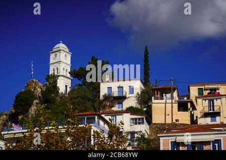 Paysage urbain de Poros une petite paire d'îles grecques dans la partie sud du golfe Saronique, Grèce Banque D'Images