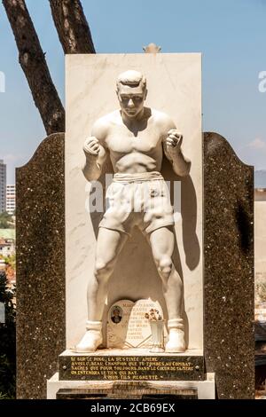 Statue en pierre tombale du boxeur Raymond Grassi au cimetière Saint-Pierre Marseille France Banque D'Images