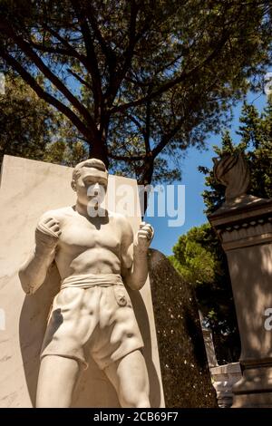 Statue en pierre tombale du boxeur Raymond Grassi au cimetière Saint-Pierre Marseille France Banque D'Images