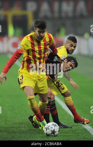 Milan, Italie , 22 OCTOBRE 2013, Stade 'G.MEAZZA SAN SIRO', Ligue des champions de l'UEFA 2013/2014, AC Milan - FC Barcelone: Gerard pique, Kaka et Dani Alves en action pendant le match Banque D'Images