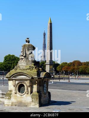 Place de la Concorde : statue de Strasbourg, Obélisque et Tour Eiffel - Paris, France. Banque D'Images