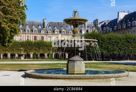 Fontaine aux places des Vosges - Paris, France Banque D'Images