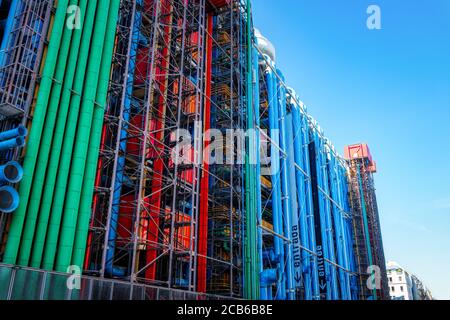 Vue arrière du musée Centre Pompidou avec ses tuyaux colorés - Paris, France Banque D'Images