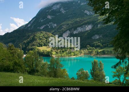 Vue d'été sur Lago di Tenno, un lac à Tenno dans Trentino, Italie Banque D'Images