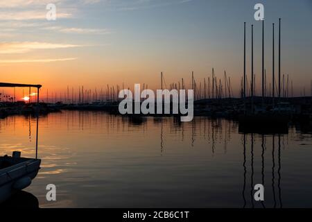 Port de la mer dans la ville de Biograd au coucher du soleil en Croatie Banque D'Images