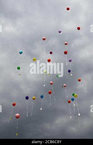 colorer les ballons sur le ciel gris comme un arrière-plan agréable Banque D'Images