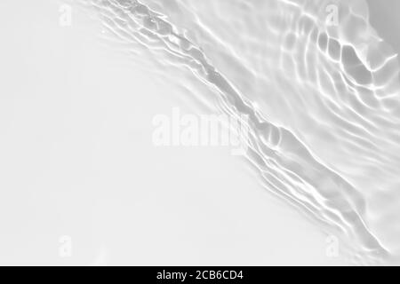 texture de surface de l'eau claire et calme, transparente et désaturée Banque D'Images