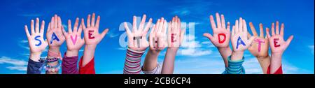 Enfants mains construire mot Enregistrer la date, ciel bleu Banque D'Images