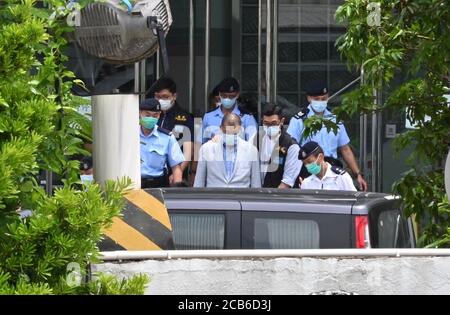 Pékin, Chine. 10 août 2020. Jimmy Lai Chee-ying est emmené par la police au siège d'Apple Daily pour enquête à Hong Kong, dans le sud de la Chine, le 10 août 2020. Jimmy Lai Chee-ying, instigateur des émeutes de Hong Kong, et neuf autres personnes ont été arrêtées lundi, certaines d'entre elles étant soupçonnées de violer la loi sur la sécurité nationale à Hong Kong, selon la police de Hong Kong et les médias locaux. Crédit: Lui Siu Wai/Xinhua/Alay Live News Banque D'Images