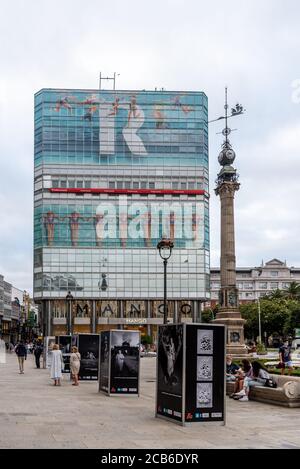 Corunna, Espagne - 20 juillet 2020 : vue sur la façade colorée du magasin Mango Banque D'Images