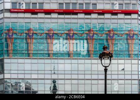 Corunna, Espagne - 20 juillet 2020 : vue sur la façade colorée du magasin Mango Banque D'Images