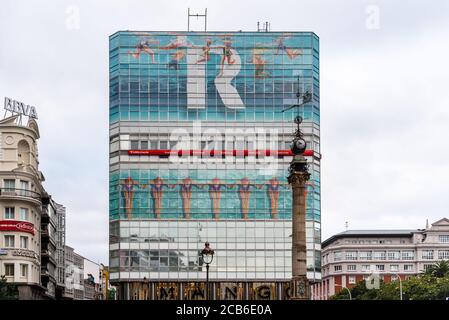 Corunna, Espagne - 20 juillet 2020 : vue sur la façade colorée du magasin Mango Banque D'Images