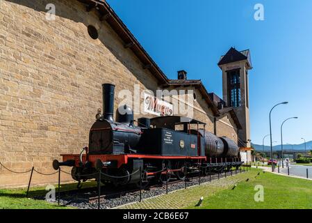 Haro, Espagne - 6 août 2020 : ancien train dans la cave de vinification de Muga Banque D'Images