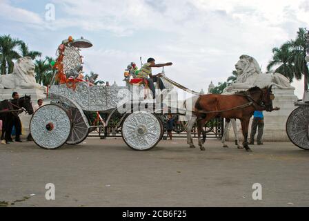 kolkata bengale occidental inde le 4 août 2011: Une charrette à cheval devant le Victoria Memorial hall kolkata bengale occidental inde. Banque D'Images