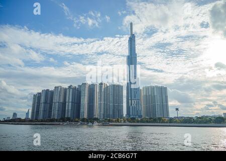 Magnifique vue sur le ciel bleu à Landmark 81 est un gratte-ciel très grand dans le centre de Ho Chi Minh ville, Vietnam et pont de Saigon avec des bâtiments de développement, en Banque D'Images