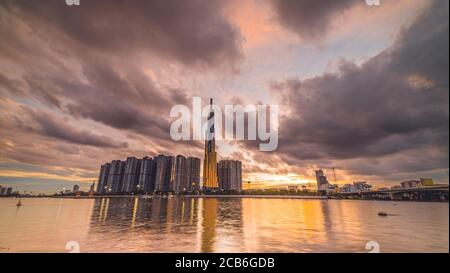 Coucher de soleil à Landmark 81 est un gratte-ciel super grand dans le centre de Ho Chi Minh ville, Vietnam et pont de Saigon avec des bâtiments de développement, énergie infras puissance Banque D'Images