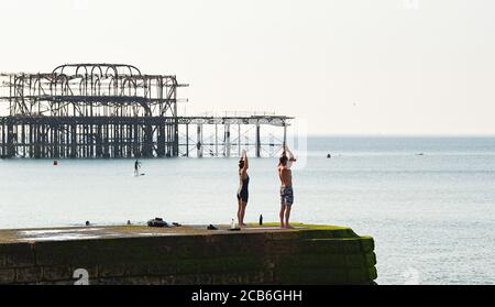 Brighton Royaume-Uni 11 août 2020 - comme les températures devraient atteindre à nouveau bien au-dessus de 30 degrés dans certaines parties du Sud-est tandis que d'autres parties du pays sont touchées par les tempêtes de tonnerre : crédit Simon Dack / Alamy Live News Banque D'Images