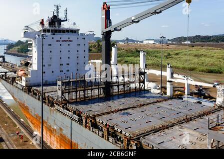 Le navire à conteneurs Hansa Europe traversant l'écluse de Miraflores sur le canal de Panama, Panama Banque D'Images