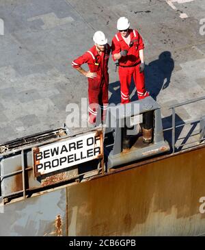 Travailleurs en uniforme et en casque de sécurité observant les protocoles de sécurité à l'écluse de Miraflores, canal de Panama, ville de Panama, Amérique centrale Banque D'Images