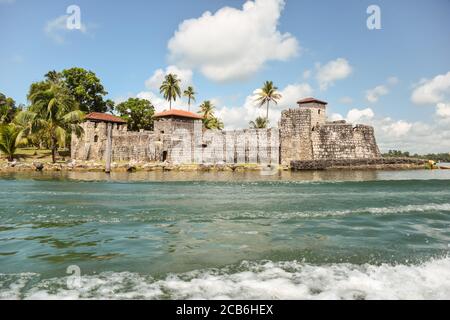 Paysage pittoresque avec forteresse coloniale espagnole appelée Castillo de San Felipe de Lara sur l'eau du Rio Dulce, Guatemala Banque D'Images