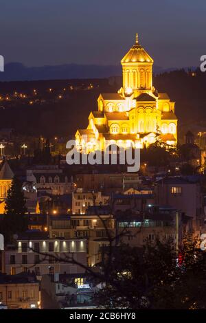 Vue d'ensemble sur la cathédrale Sainte-Trinité et Tbilissi à l'aube, Géorgie, Caucase, Moyen-Orient, Asie Banque D'Images