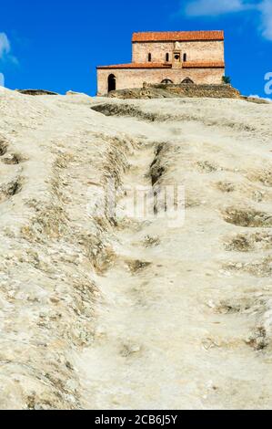 L'escalier menant à la 10e siècle, la basilique chrétienne Prince Uplistsikhe cave ville connue comme la forteresse du Seigneur, Gori, district de Shida Kartli, Géorgie Banque D'Images