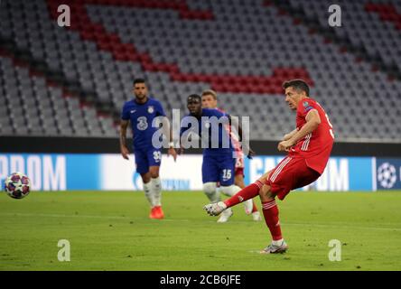 Munich, Allemagne, 8 août 2020, Robert LEWANDOWSKI, FCB 9 scores, buts de 1-0, 11m dans le match de la Ligue des Champions FC BAYERN MUENCHEN - FC CHELSEA in der 1.Bundesliga, saison 2019/2020, © Peter Schatz / Alamy stock photos / Stefan Matzke/Samics/Pool important: AUCUNE VENTE SECONDAIRE (RE-) DANS LES 48h APRÈS LE LANCEMENT des agences de presse nationales et internationales HORS usage éditorial SEULEMENT Banque D'Images