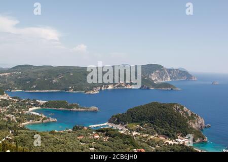 Vue sur la côte méditerranéenne depuis Corfou Banque D'Images