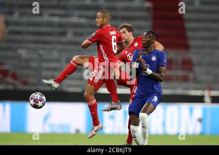 Munich, Allemagne, 8 août 2020, Thiago ALCANTARA, FCB 6 concourir pour le ballon, s'attaquer, duel, header, zweikampf, action, lutte contre Tammy ABRAHAM, Chelsea 9 dans le match de la Ligue des Champions FC BAYERN MUENCHEN - FC CHELSEA 4-1 dans der 1.Bundesliga, saison 2019/2020, © Peter Schatz / Alamy stock photos / Stefan Matzke/Samics/Pool important: PAS DE VENTE SECONDAIRE (RE-) DANS LES 48h APRÈS LE LANCEMENT des agences de presse nationales et internationales HORS usage éditorial SEULEMENT Banque D'Images