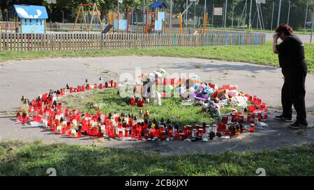 Bohumin, République tchèque. 11 août 2020. Bougies allumées pour les victimes de l'incendie criminel à Bohumin, en République tchèque, le 11 août 2020. Onze personnes sont mortes dans un incendie dans une maison d'avant-fab à Bohumin, en République tchèque, le 8 août. Les 11 victimes de la maison de Bohumin vivaient à plat au 11ème étage où le feu a éclaté. Six sont morts à l'intérieur, cinq après avoir sauté des fenêtres. Tout indique que le feu fatal de Bohumin a été une attaque d'incendie d'incendie criminel. Les victimes comprennent trois enfants. Crédit : Petr Sznapka/CTK photo/Alay Live News Banque D'Images