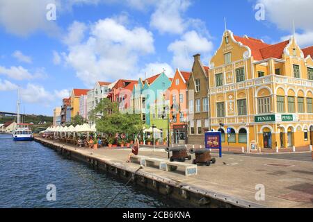 WILLEMSTAD, CURAÇAO - 11 FÉVRIER 2014 : bâtiments de front de mer colorés dans le quartier historique de Willemstad, sur l'île de Curaçao. Le centre-ville est une Banque D'Images