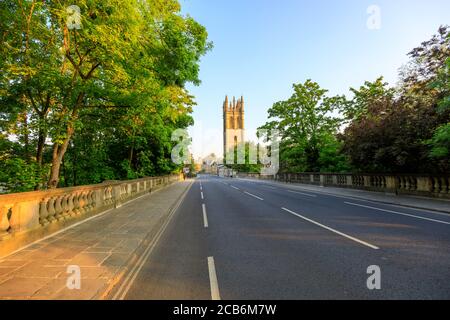 Pont de Magdalen et tour de Magdalen à Oxford au lever du soleil sans personne, tôt le matin, par temps clair et ciel bleu. Oxford, Angleterre, Royaume-Uni. Banque D'Images