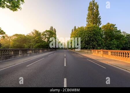 Pont Magdalen à Oxford au lever du soleil sans personne, tôt le matin, par temps clair et ciel bleu. Oxford, Angleterre, Royaume-Uni. Banque D'Images